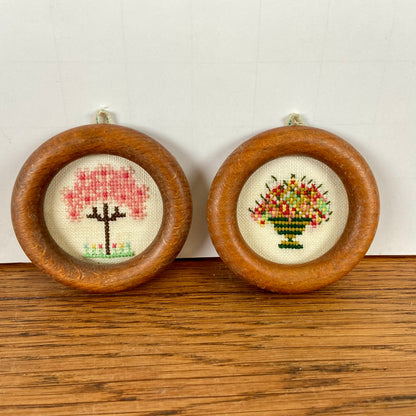 2 mini schilderijtjes geborduurd