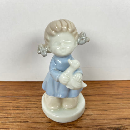 Beeldje meisje met eendje