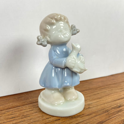 Beeldje meisje met eendje