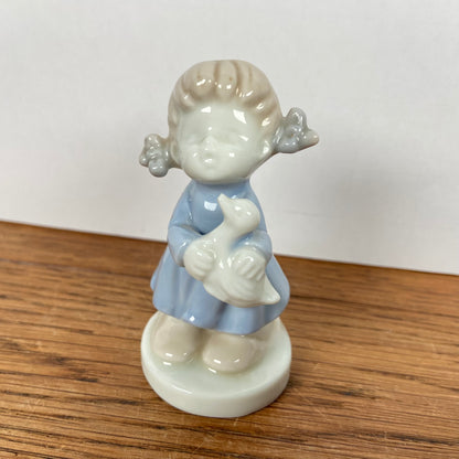 Beeldje meisje met eendje