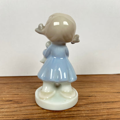 Beeldje meisje met eendje