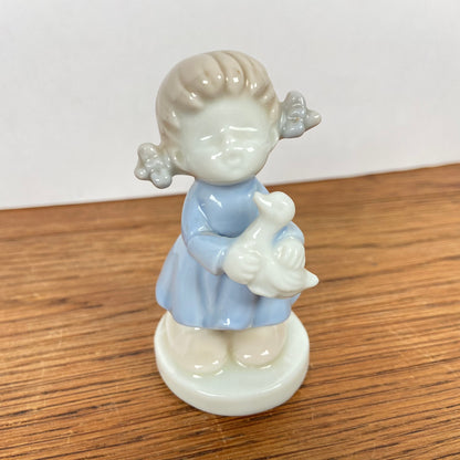 Beeldje meisje met eendje