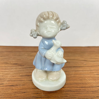 Beeldje meisje met eendje