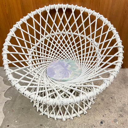 Vintage witte ronde rotan stoel
