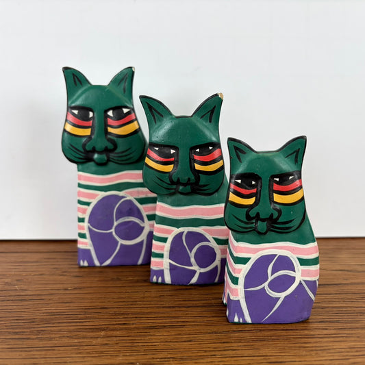 3 groene houten katten