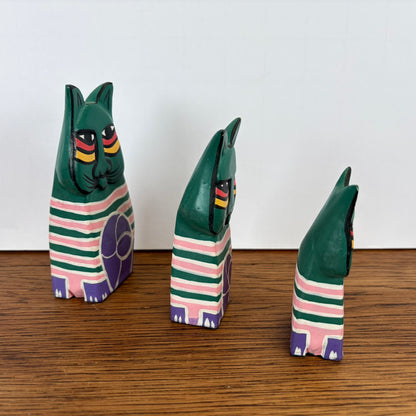3 groene houten katten