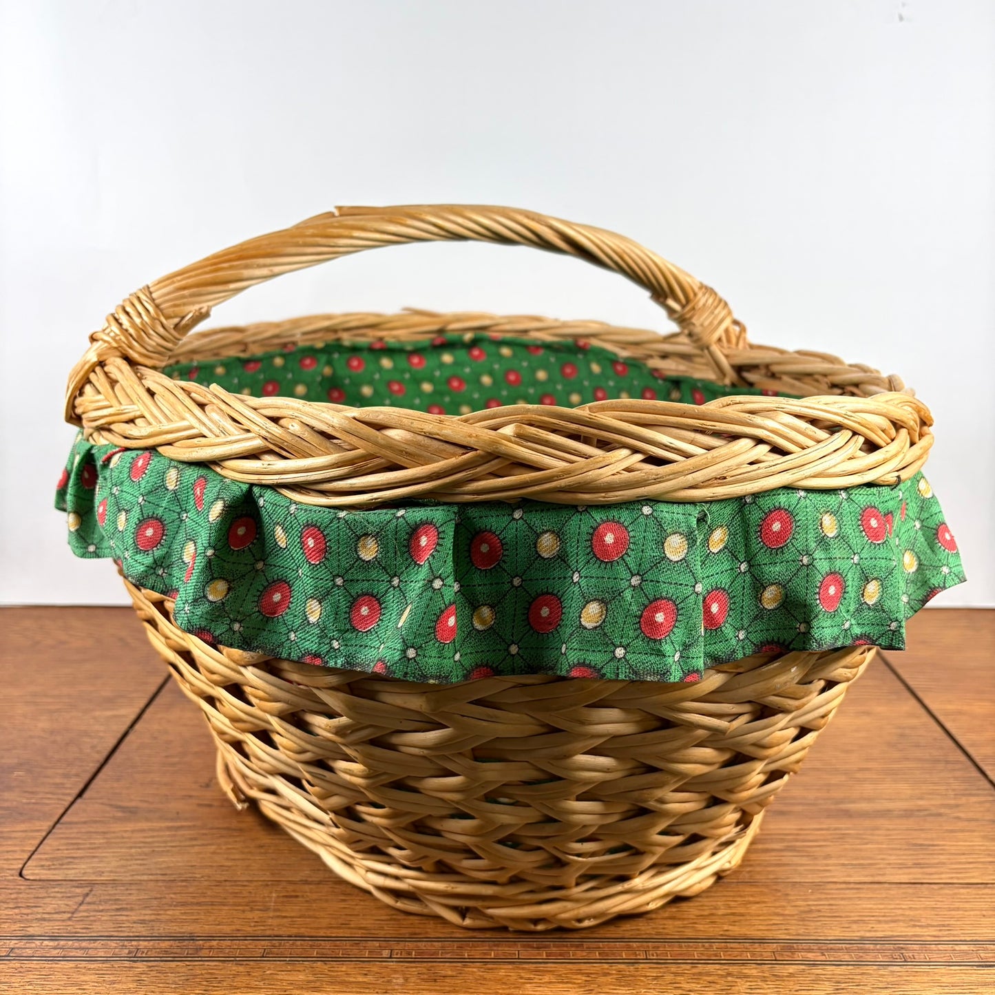 Vintage rieten mand met hengsel