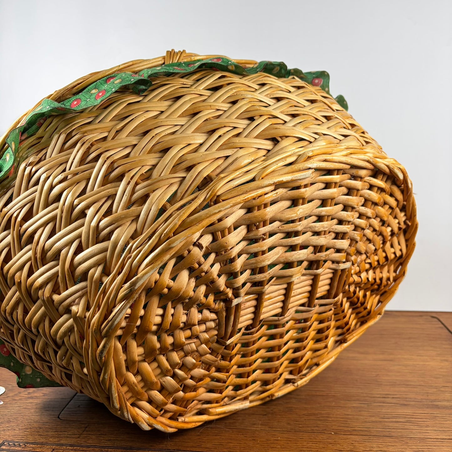 Vintage rieten mand met hengsel