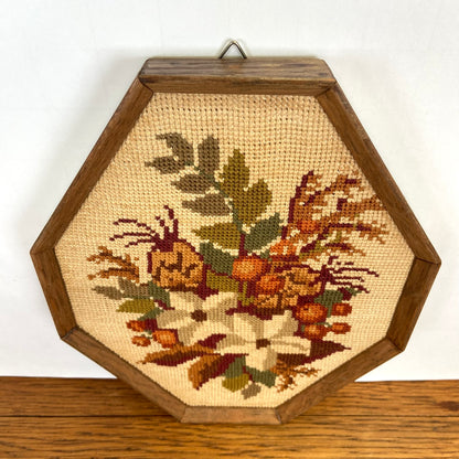 Vintage geborduurd schilderijtje bloemen