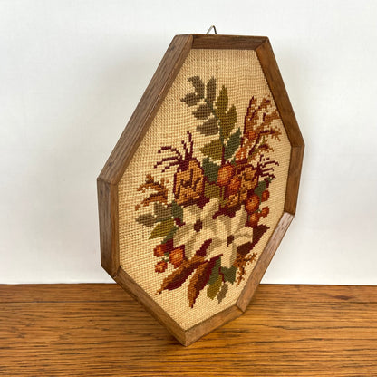 Vintage geborduurd schilderijtje bloemen