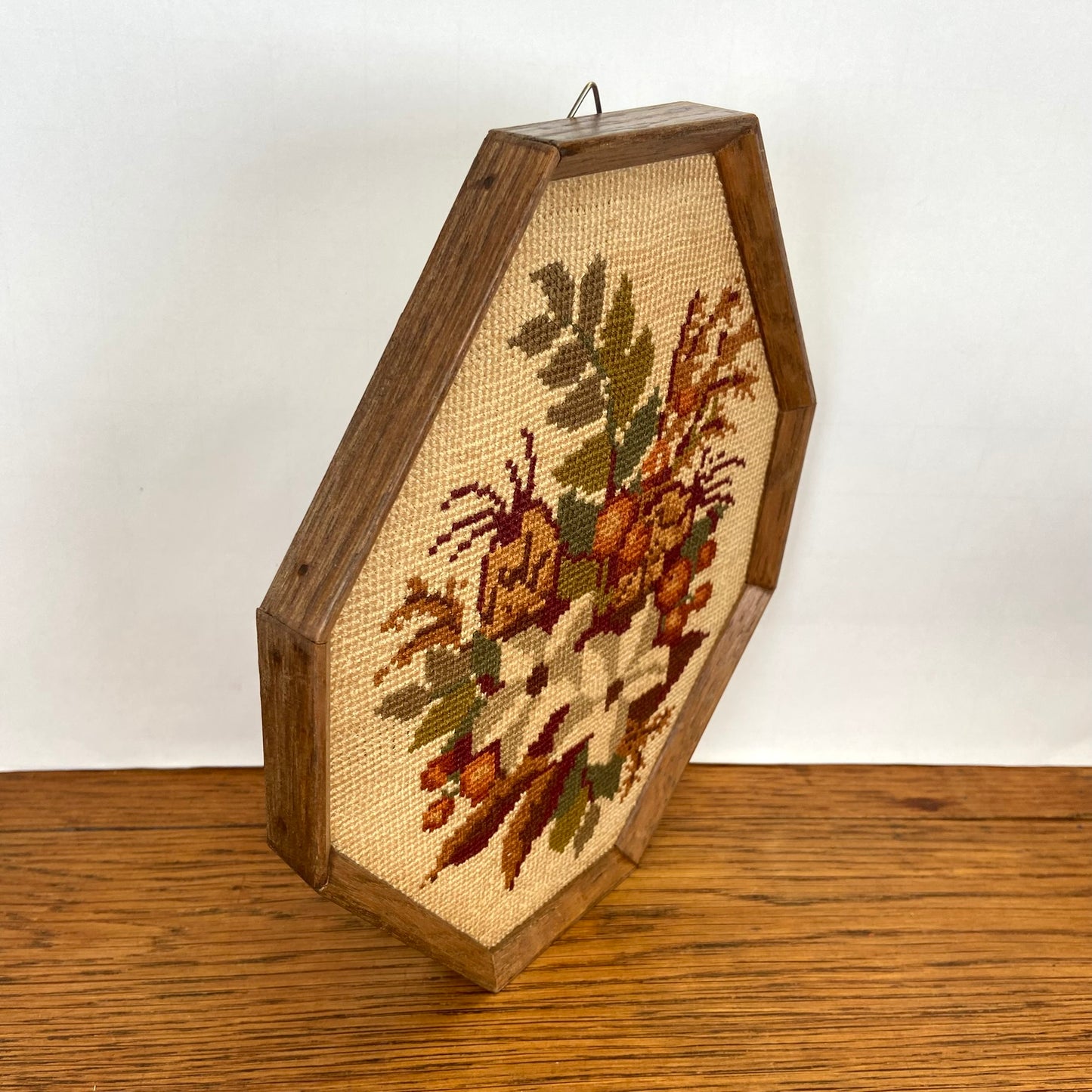 Vintage geborduurd schilderijtje bloemen
