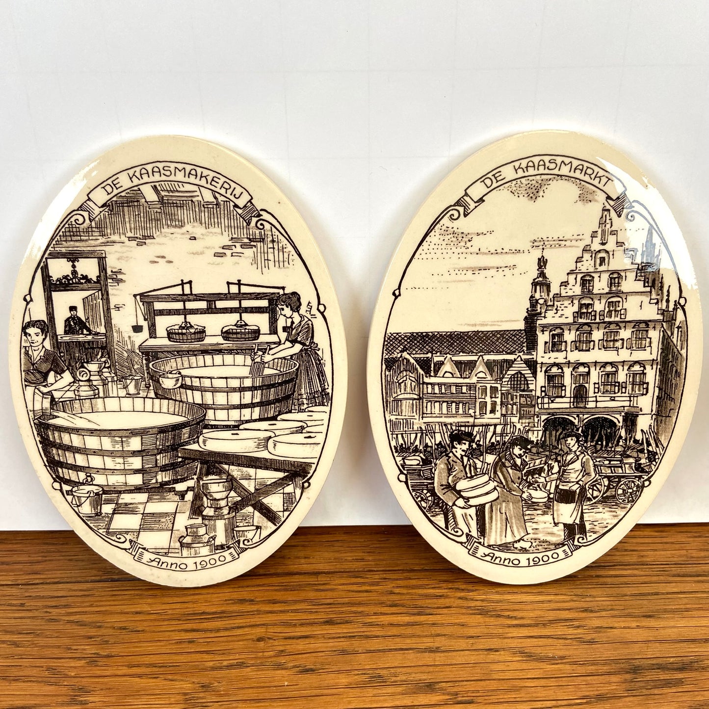 2 vintage tegels van de kaasmarkt-makerij