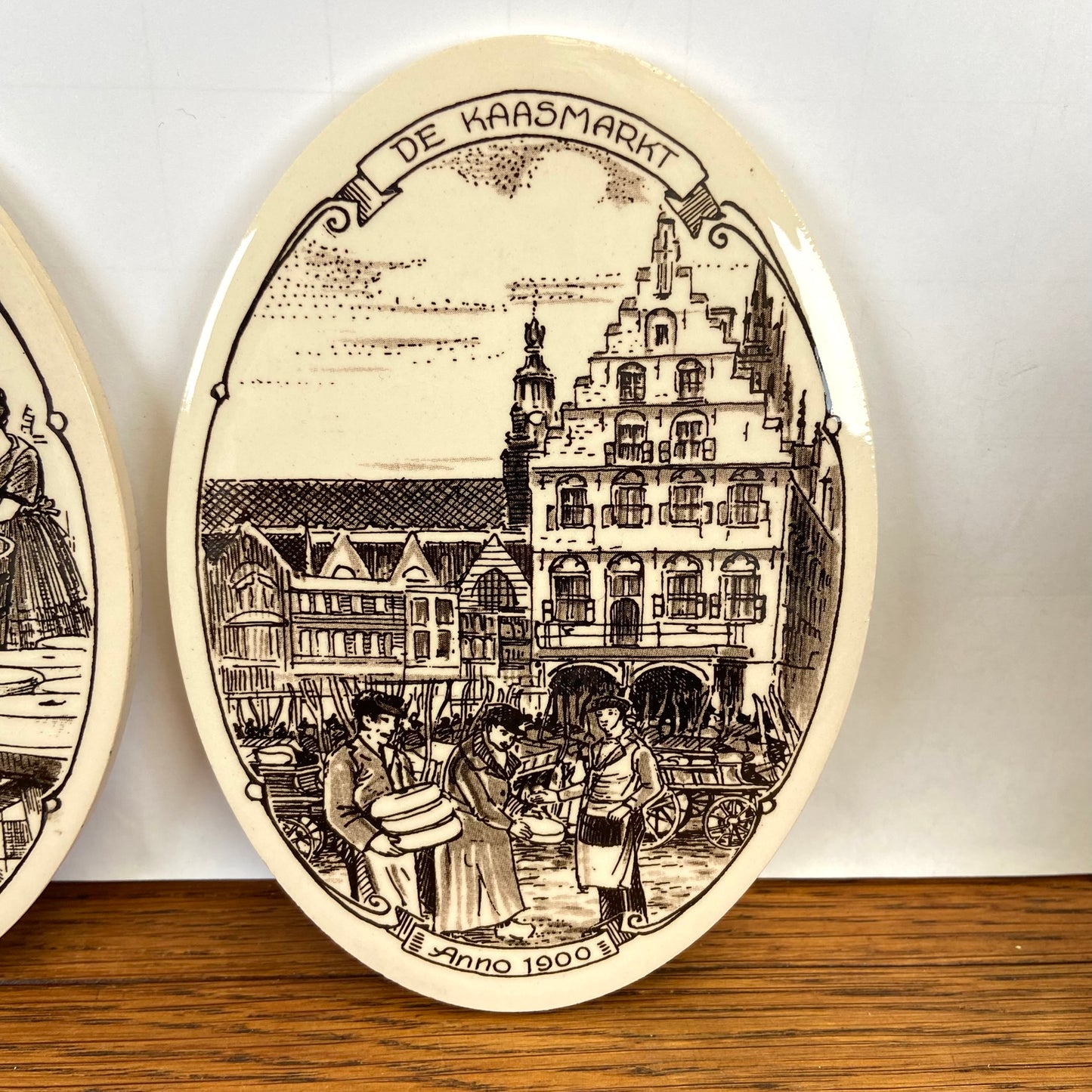 2 vintage tegels van de kaasmarkt-makerij