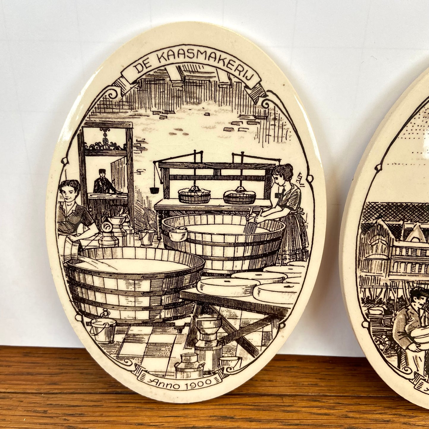 2 vintage tegels van de kaasmarkt-makerij