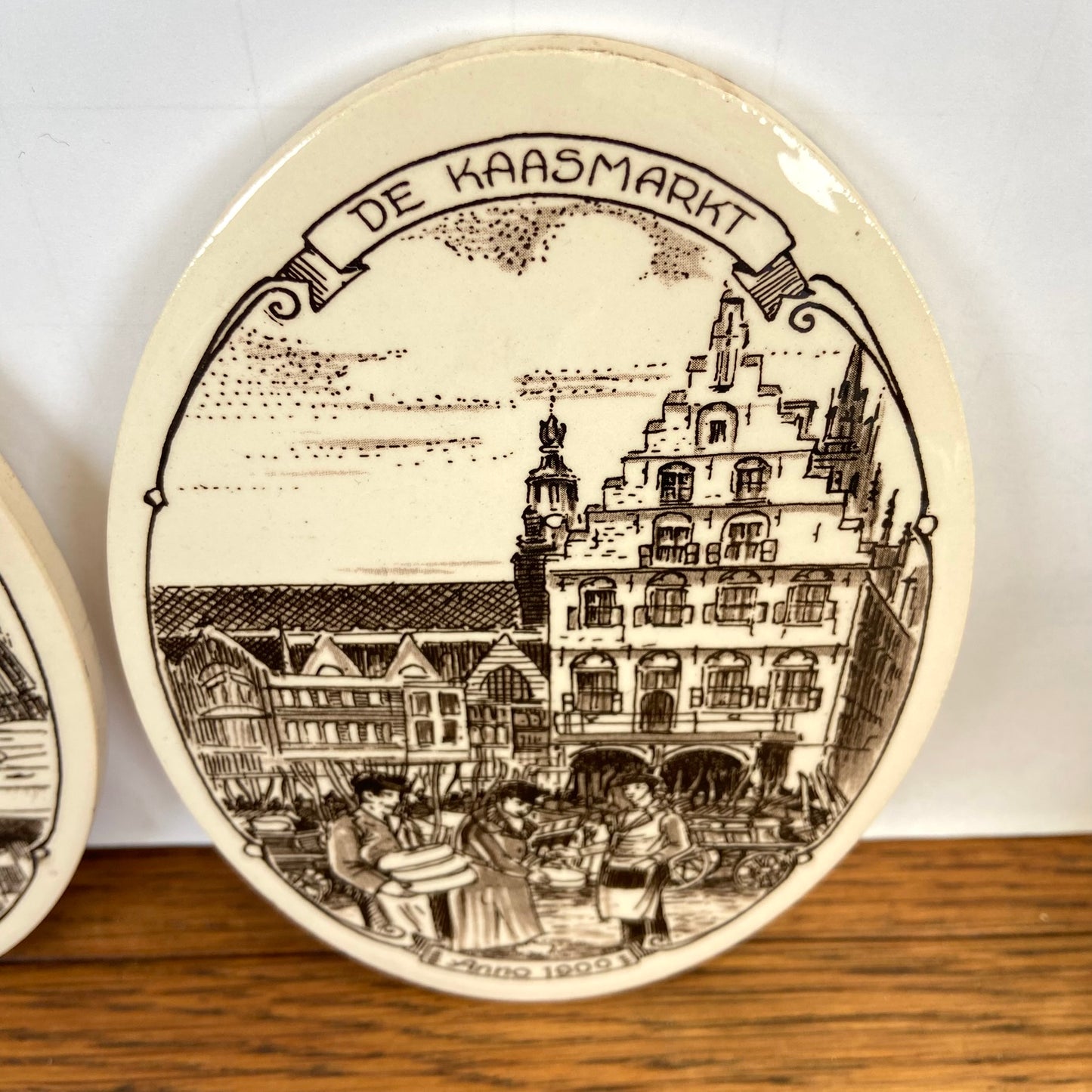2 vintage tegels van de kaasmarkt-makerij