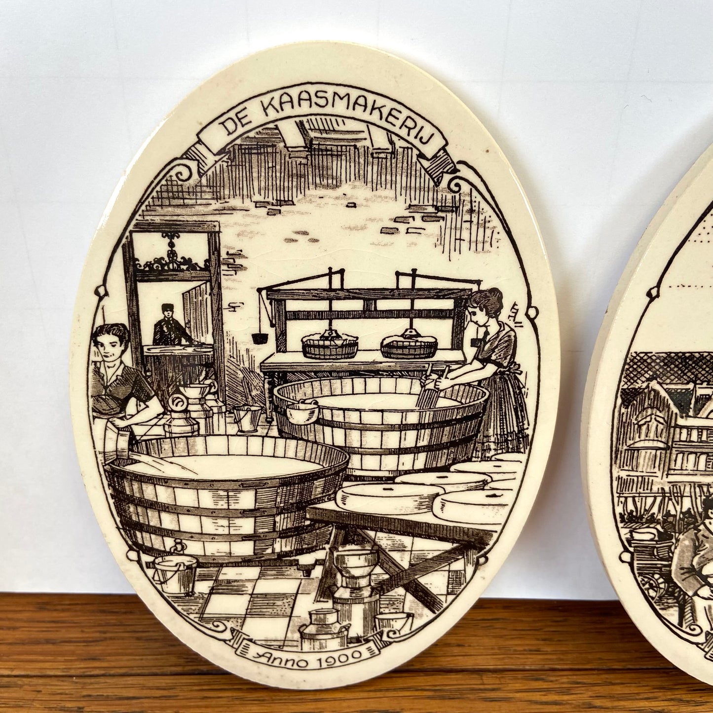 2 vintage tegels van de kaasmarkt-makerij