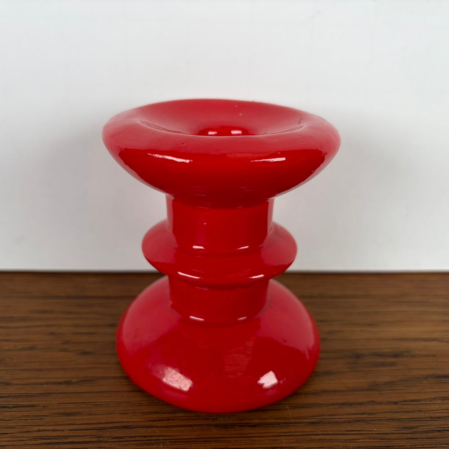 Rode keramieken kandelaar