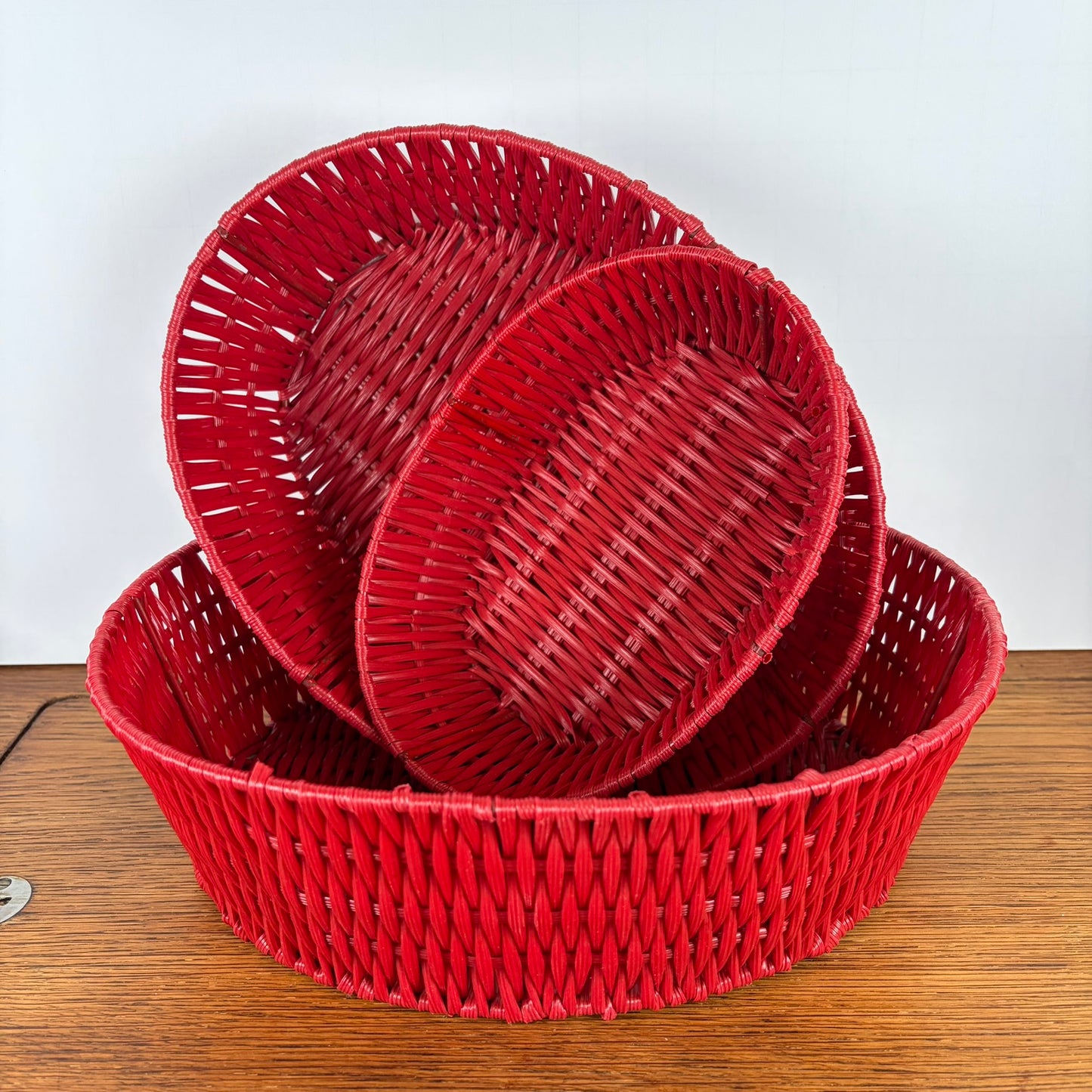 Vintage rode kunststof mandjes