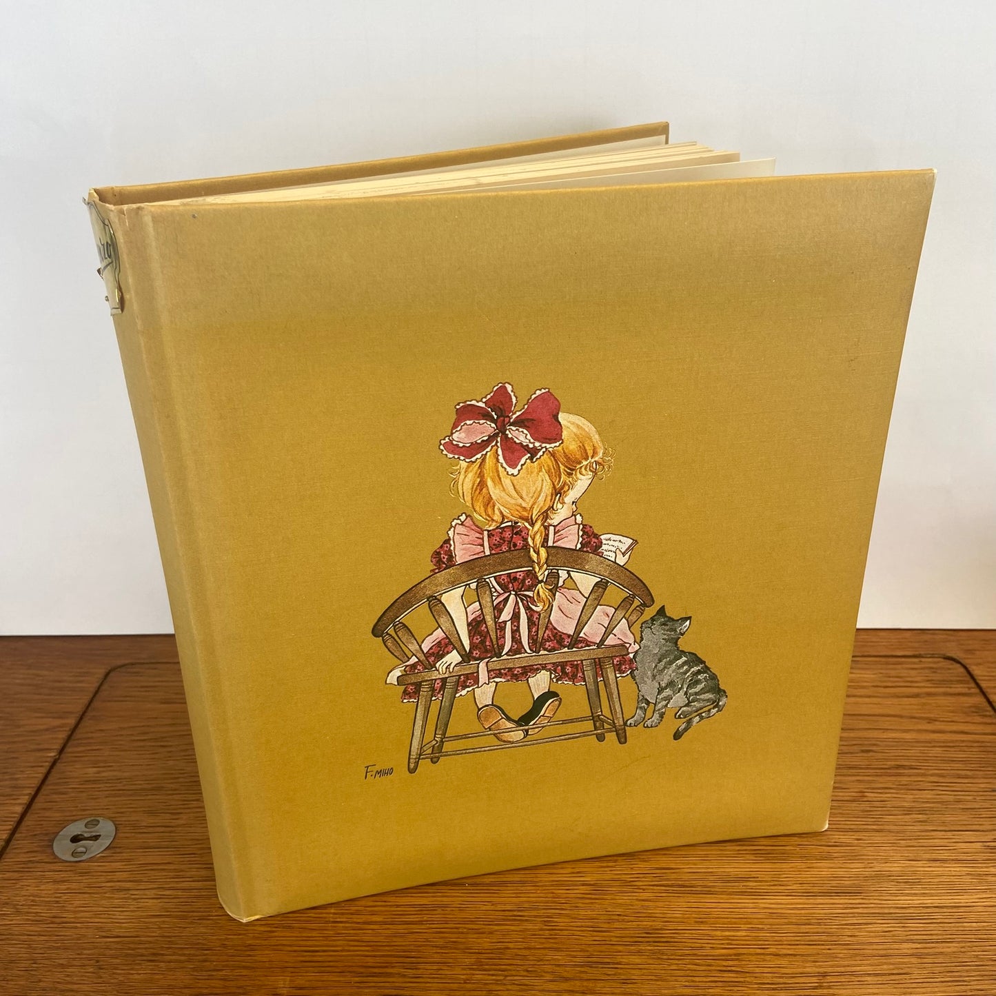 Vintage fotoalbum meisje met kat