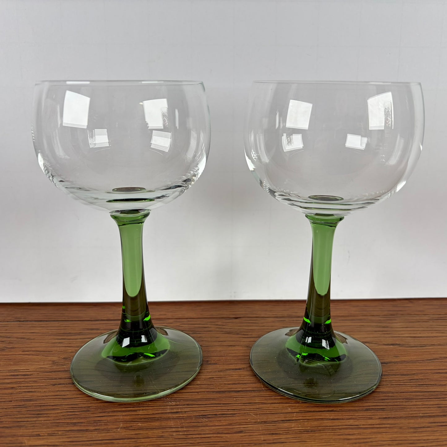 2 vintage wijnglazen groene steel