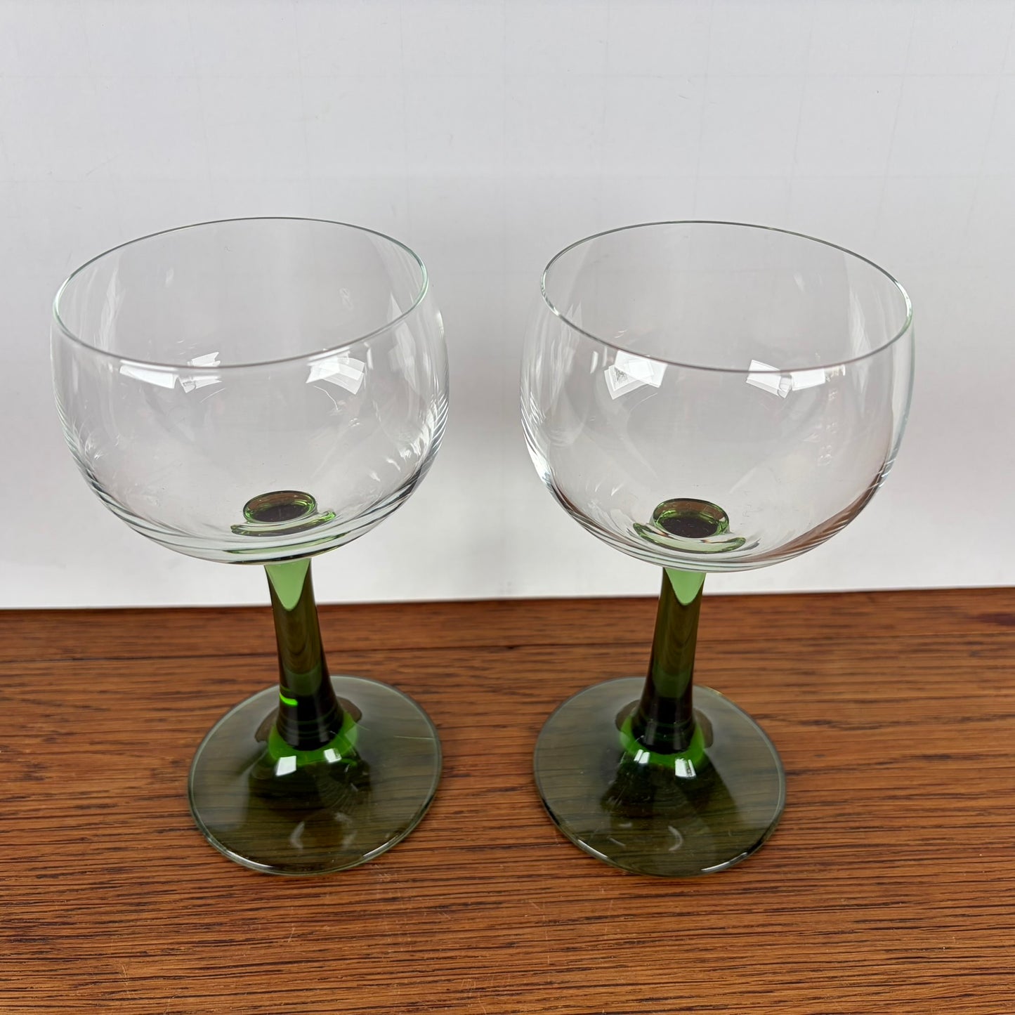 2 vintage wijnglazen groene steel