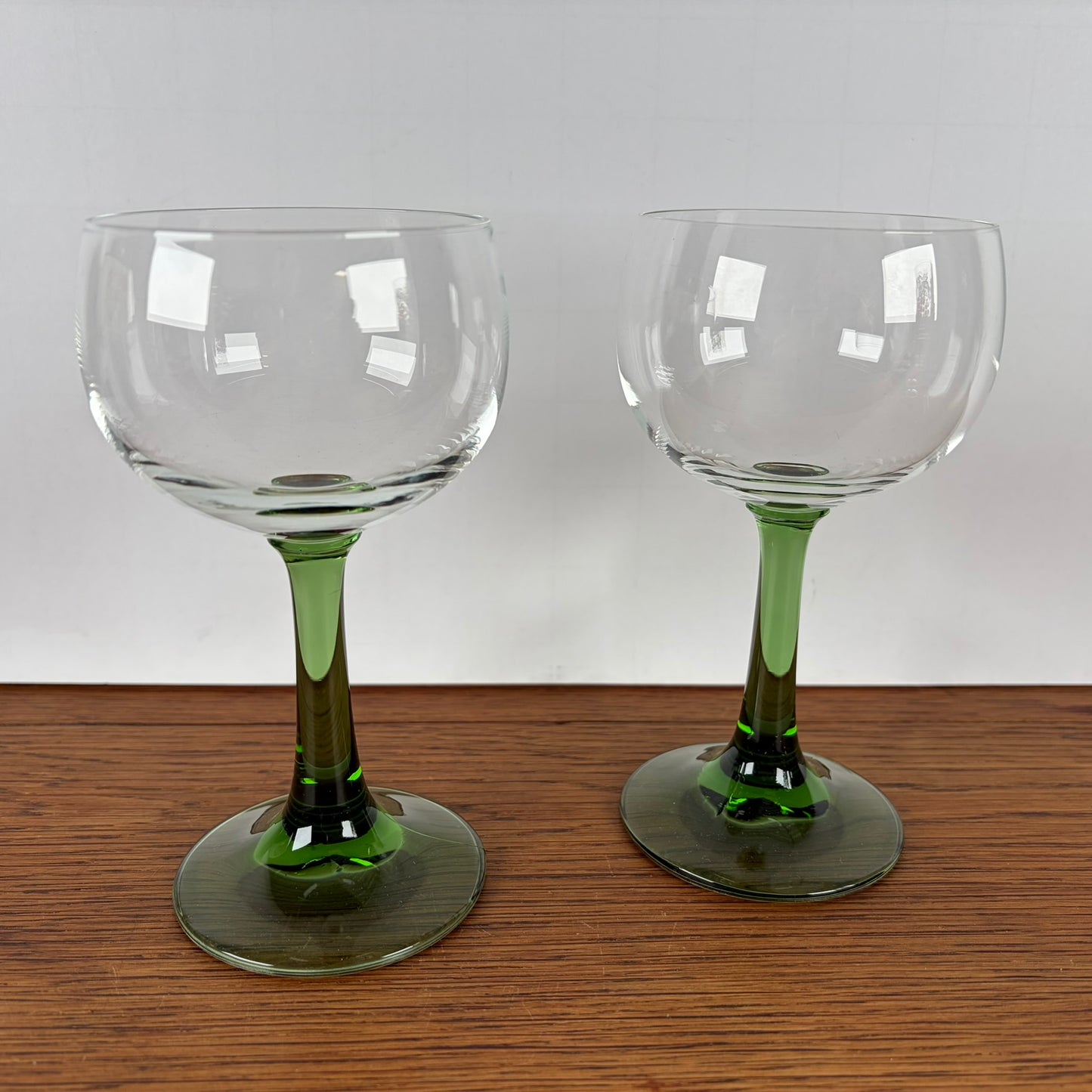 2 vintage wijnglazen groene steel