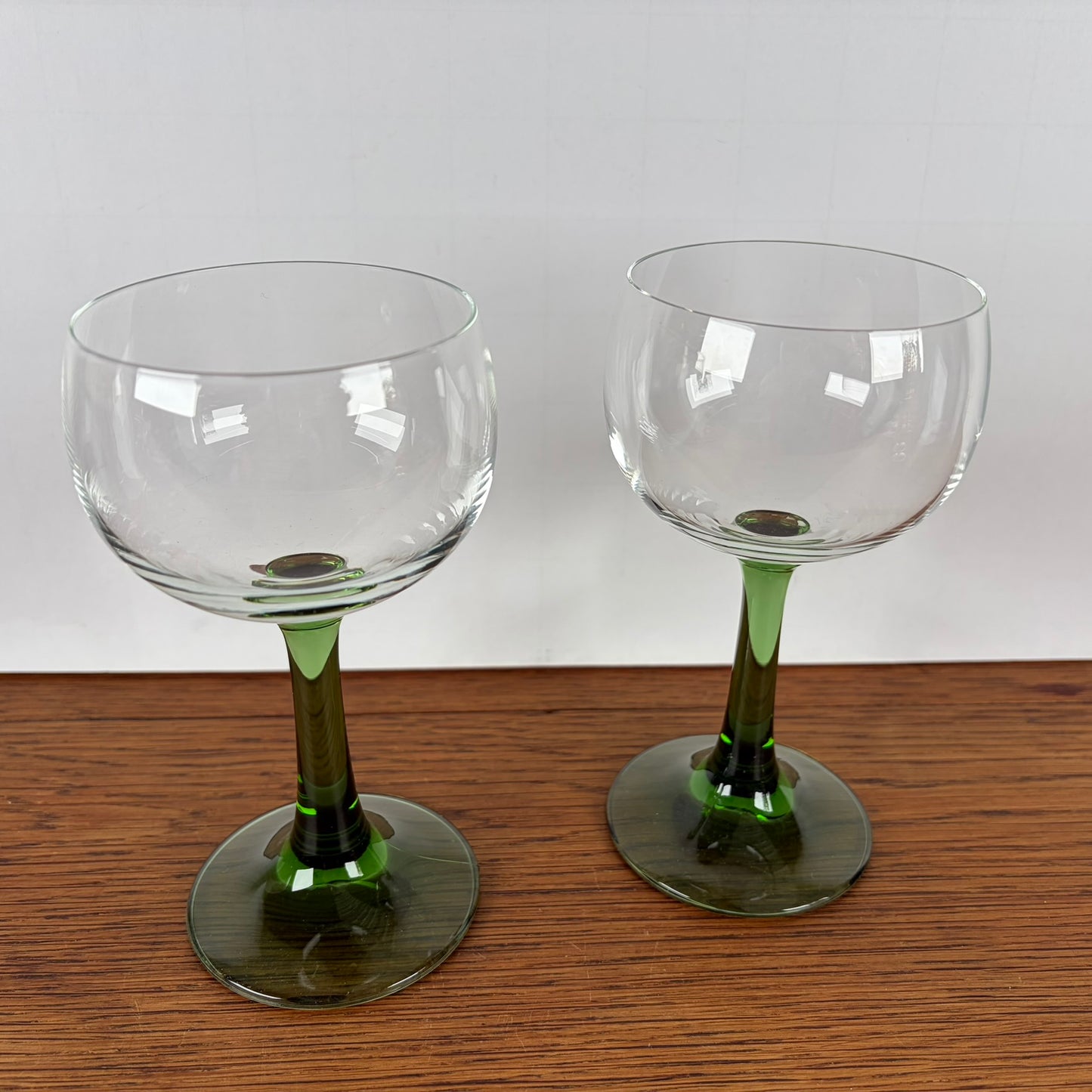 2 vintage wijnglazen groene steel