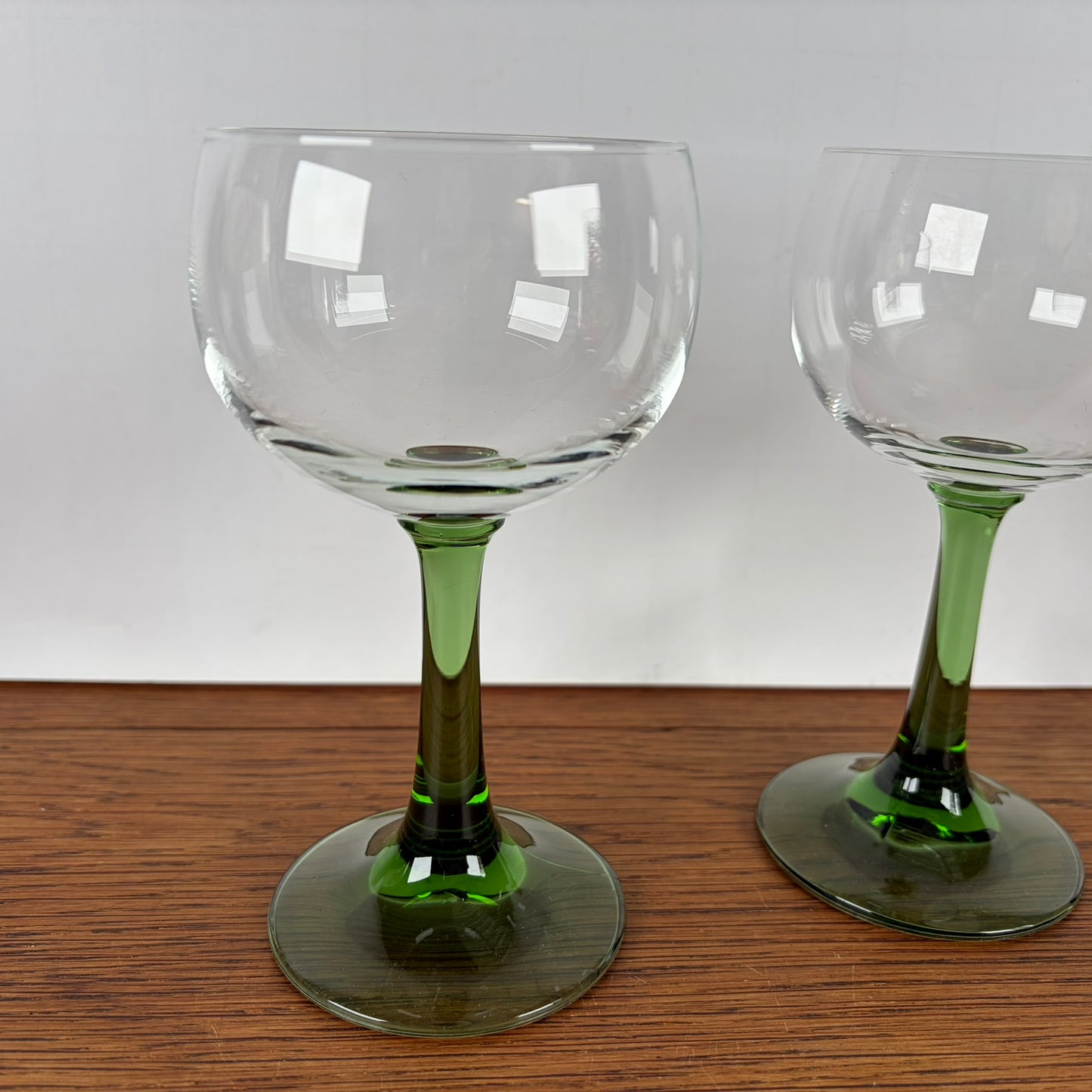 2 vintage wijnglazen groene steel