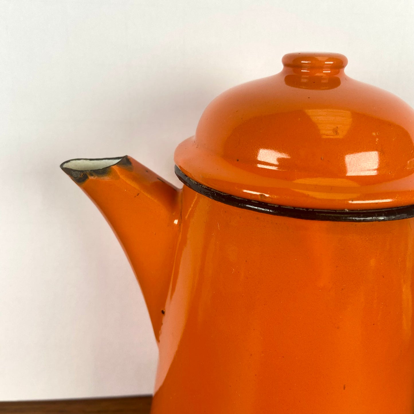 Vintage oranje emaillen theepot