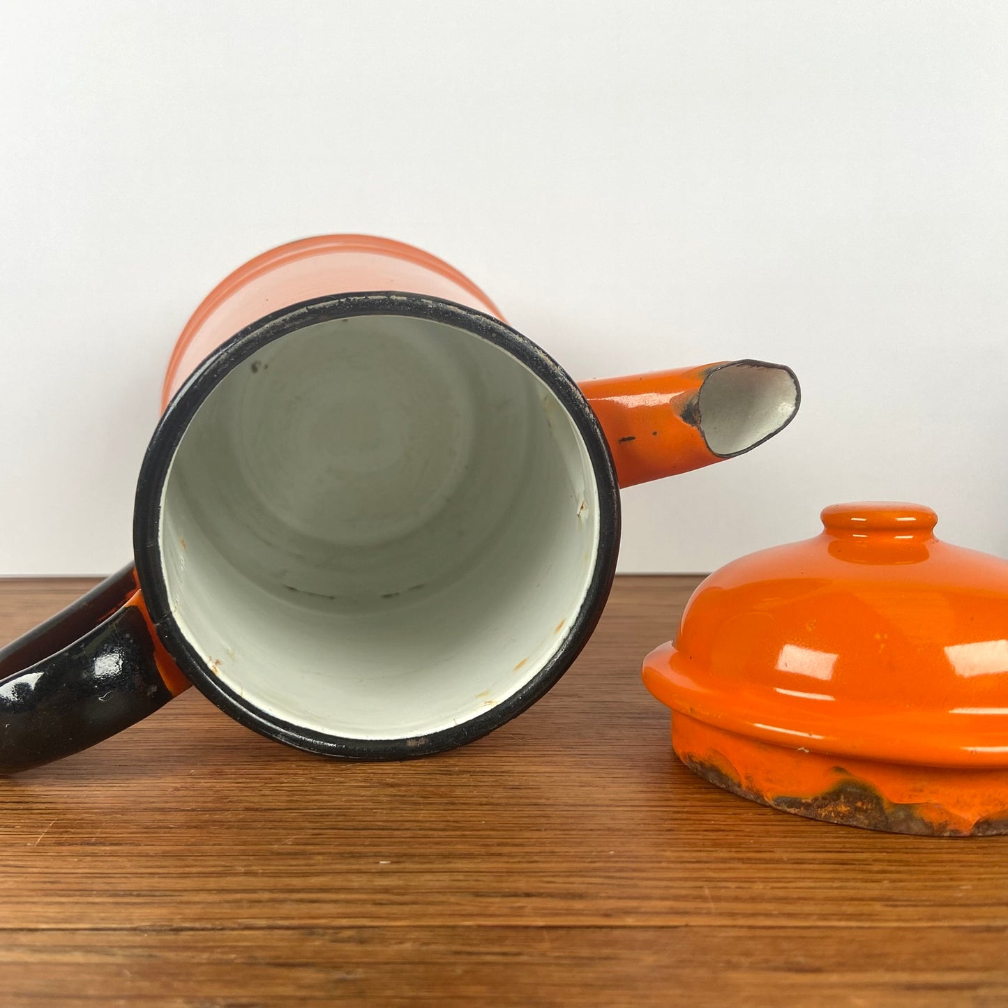 Vintage oranje emaillen theepot
