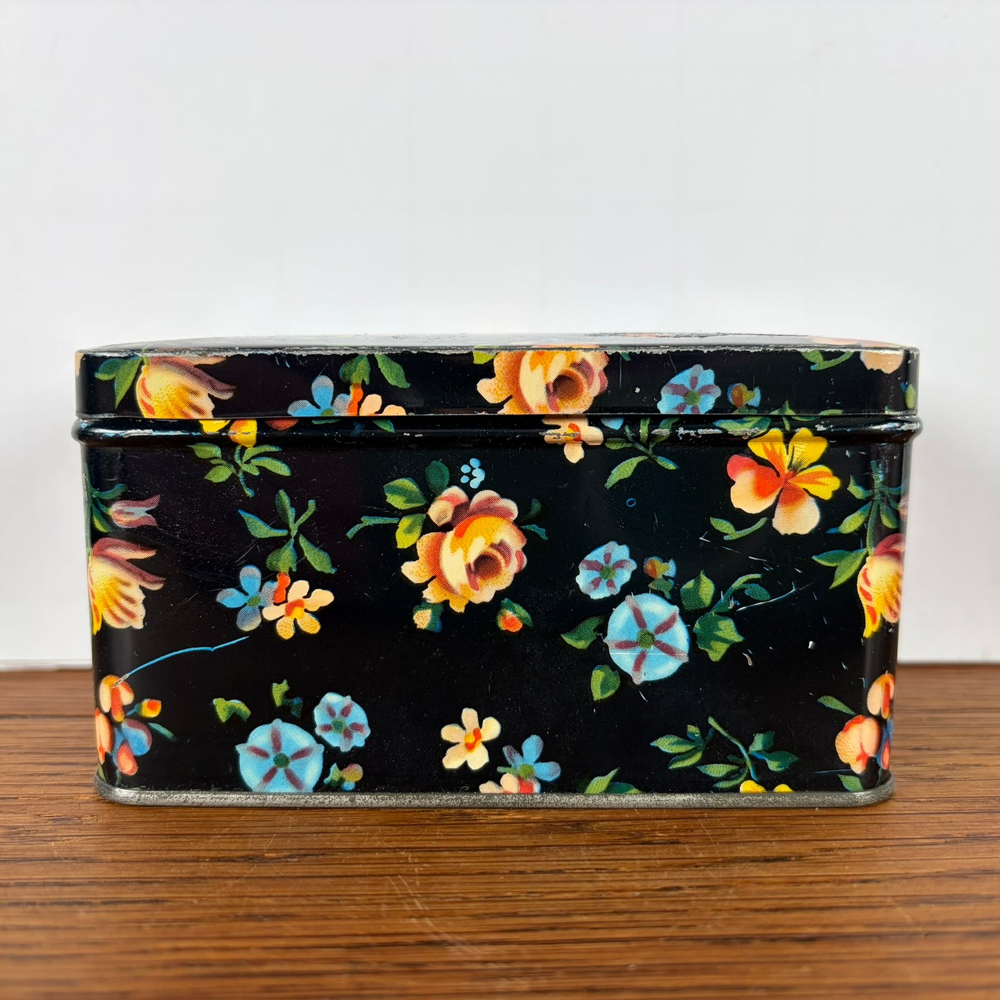 Vintage zwart blikje met bloemetjes