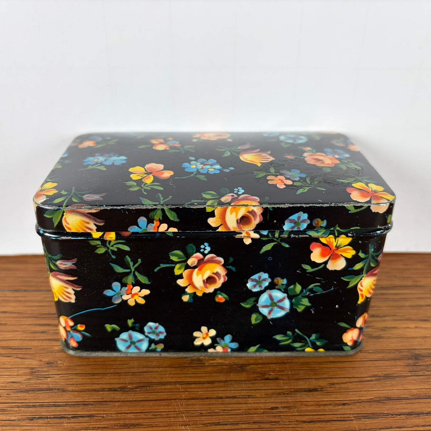 Vintage zwart blikje met bloemetjes