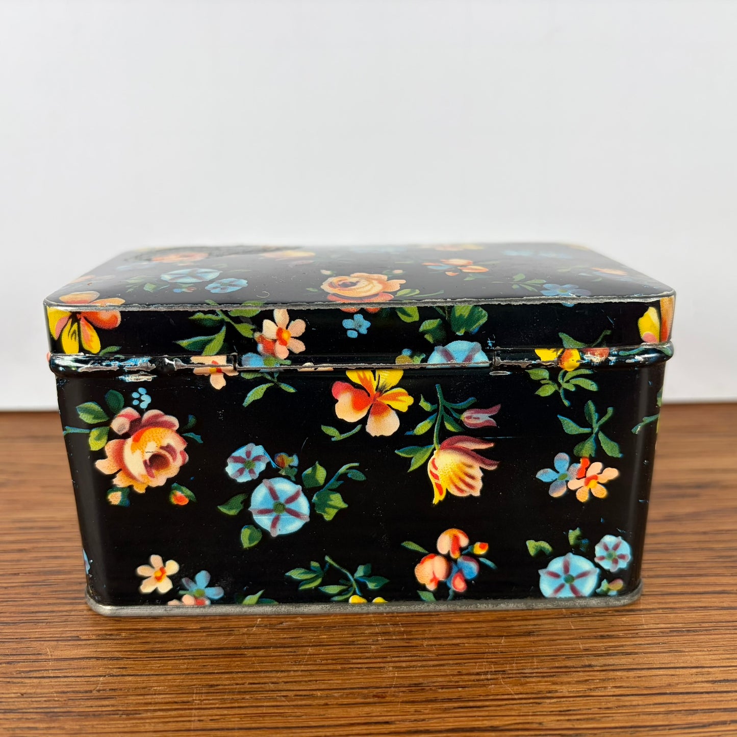 Vintage zwart blikje met bloemetjes