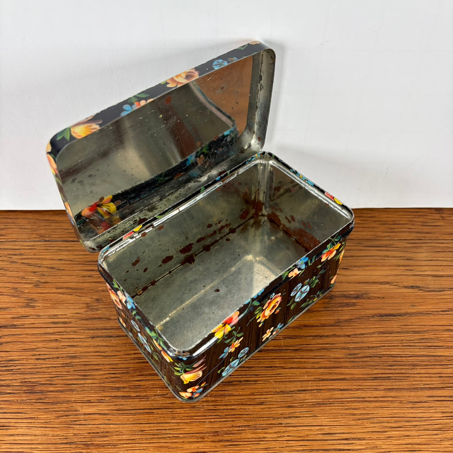 Vintage zwart blikje met bloemetjes