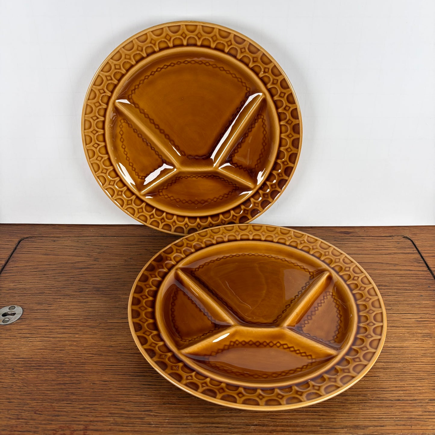 2 Vintage Gourmet borden bruin relief