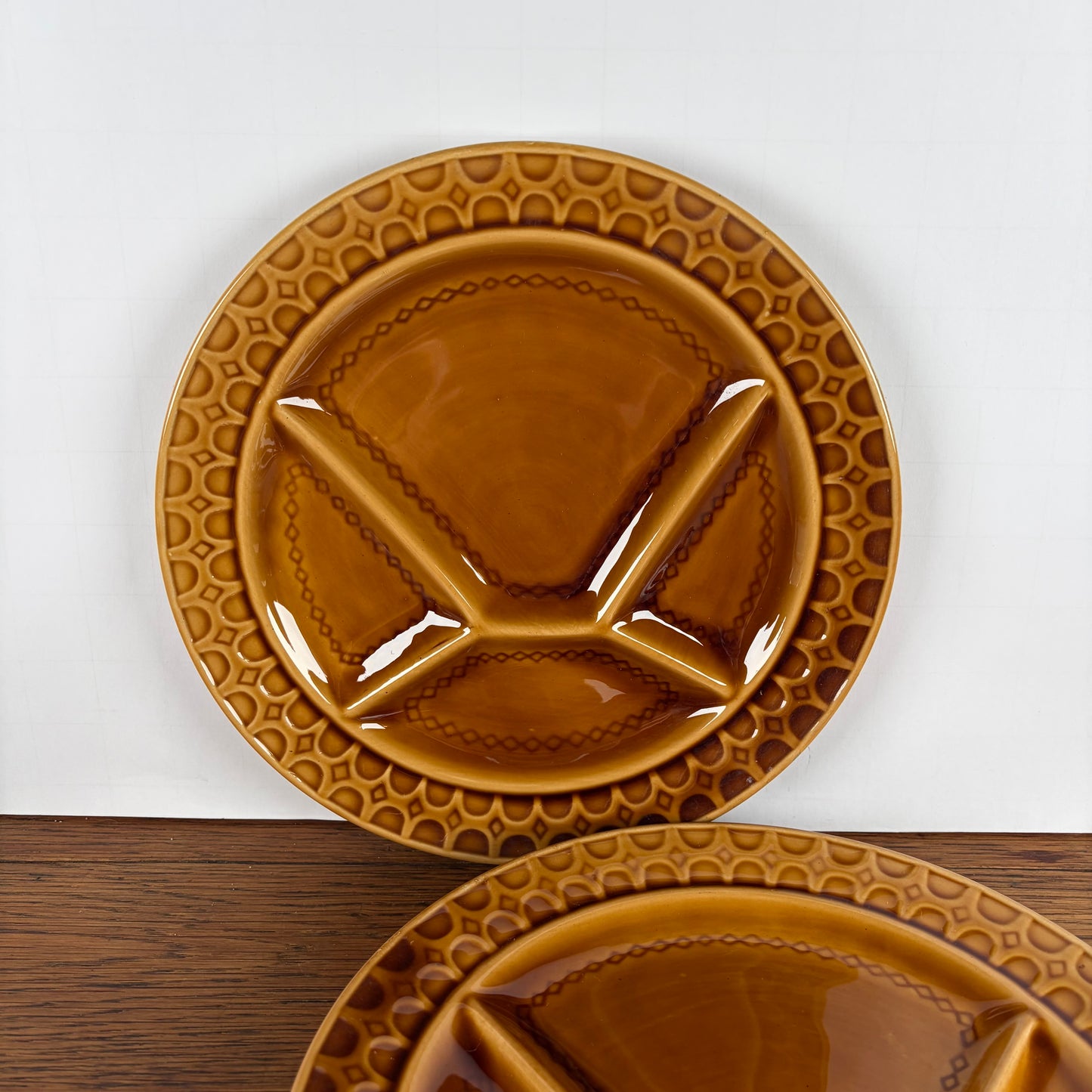 2 Vintage Gourmet borden bruin relief