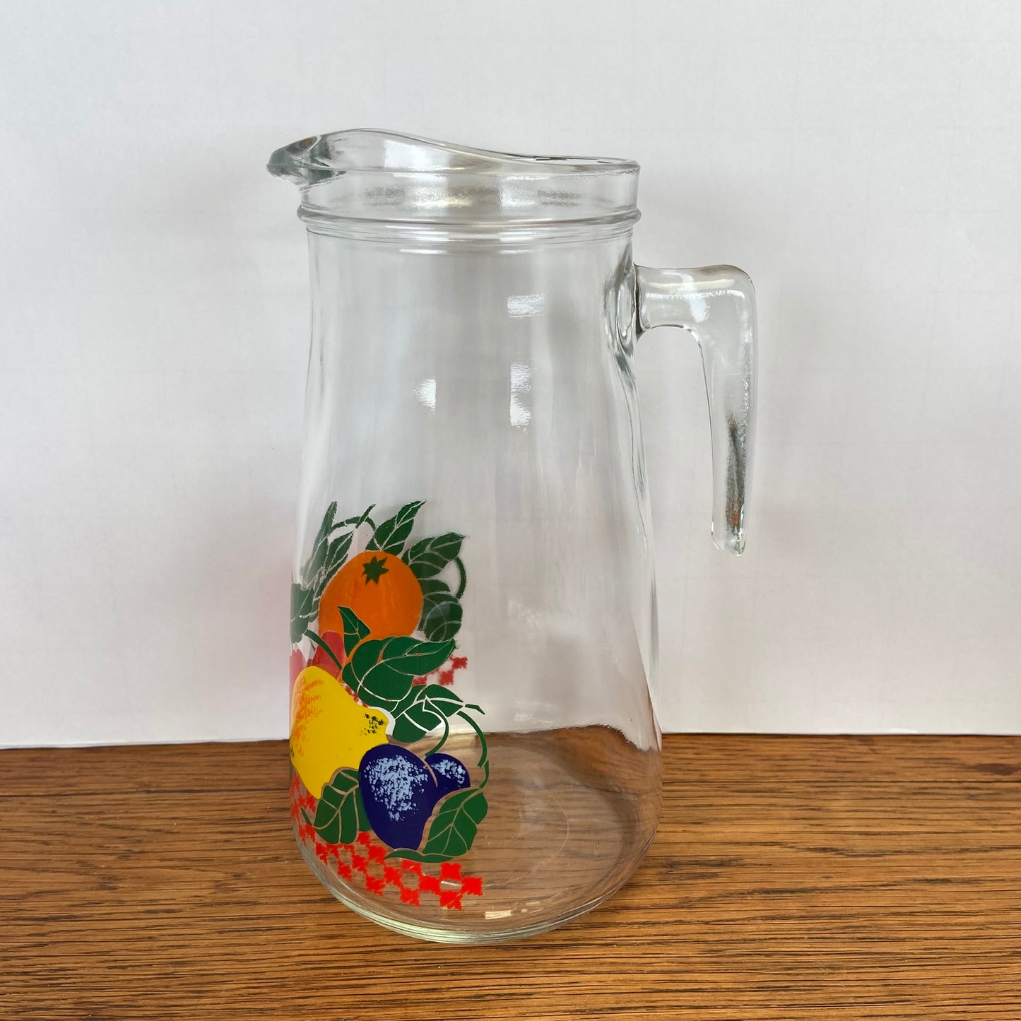 Vintage waterkan met fruit