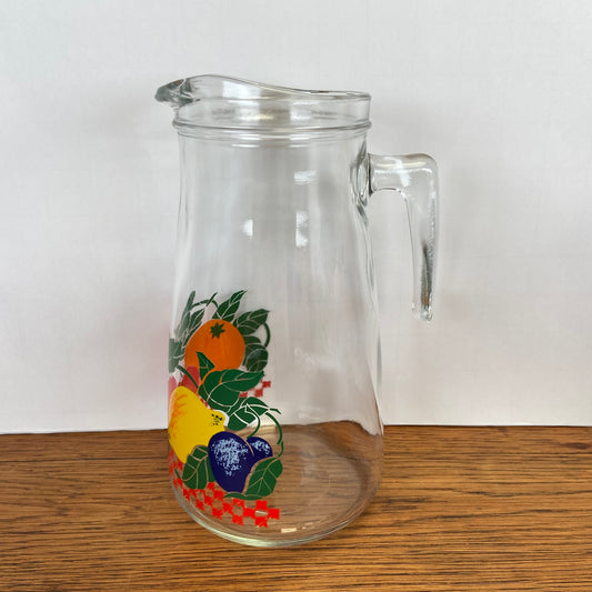Vintage waterkan met fruit