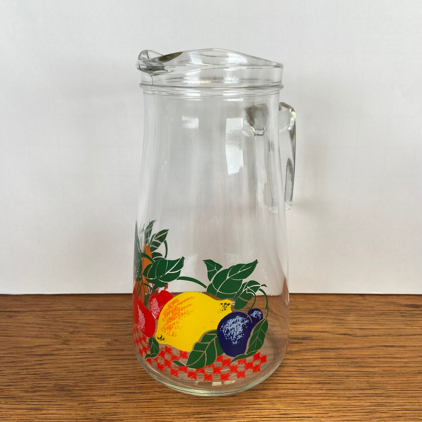Vintage waterkan met fruit