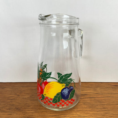 Vintage waterkan met fruit