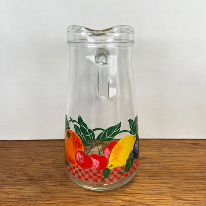 Vintage waterkan met fruit