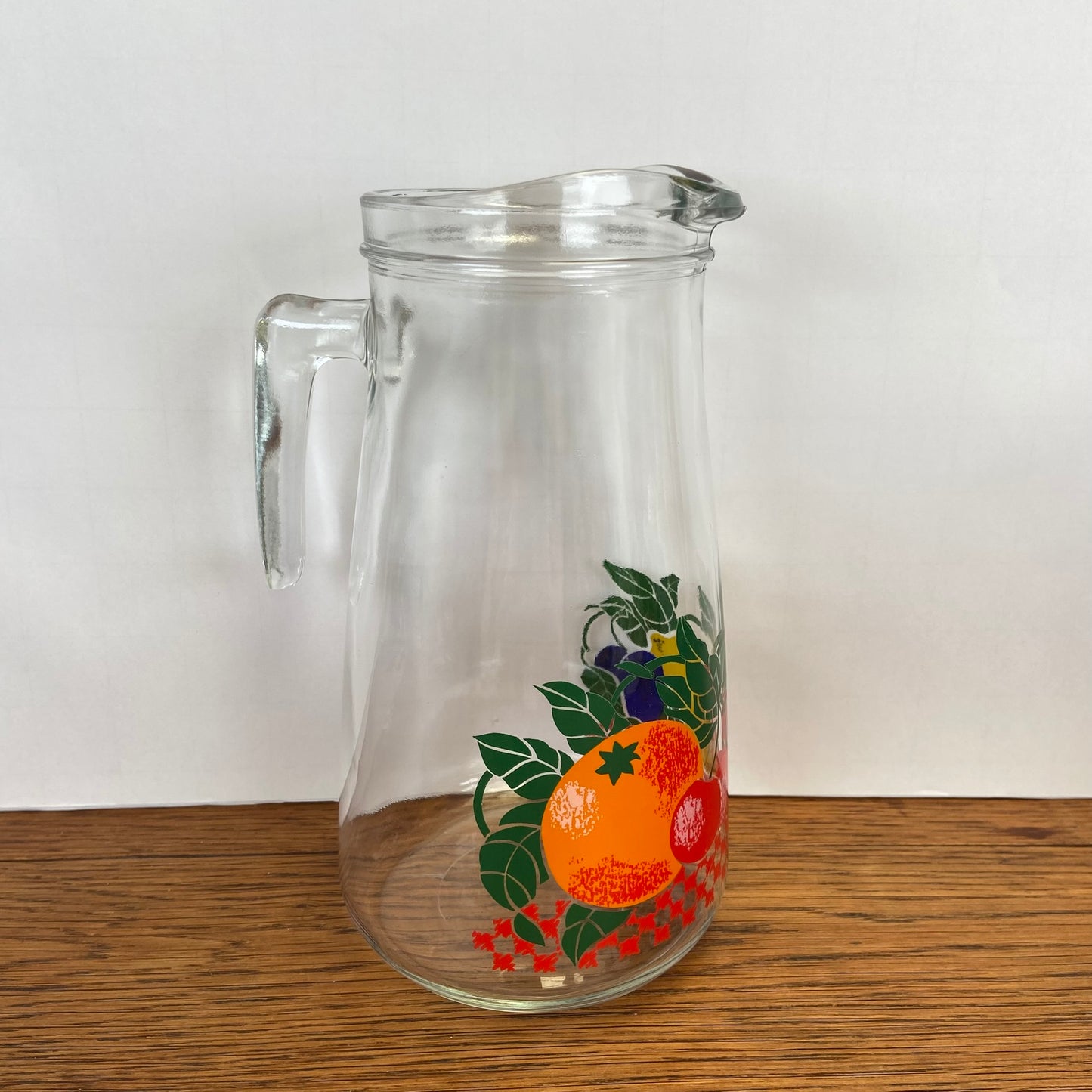 Vintage waterkan met fruit