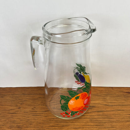 Vintage waterkan met fruit