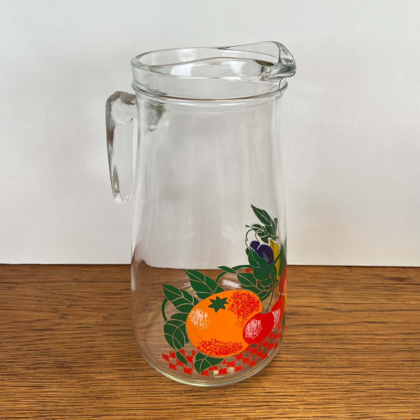 Vintage waterkan met fruit