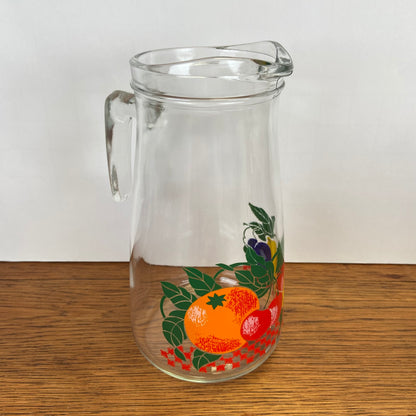 Vintage waterkan met fruit