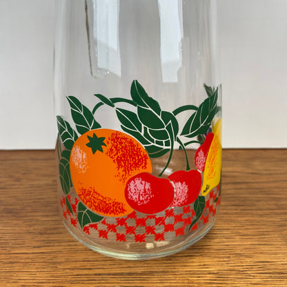 Vintage waterkan met fruit
