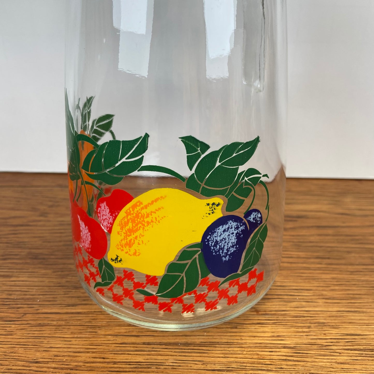 Vintage waterkan met fruit