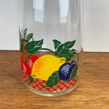 Vintage waterkan met fruit