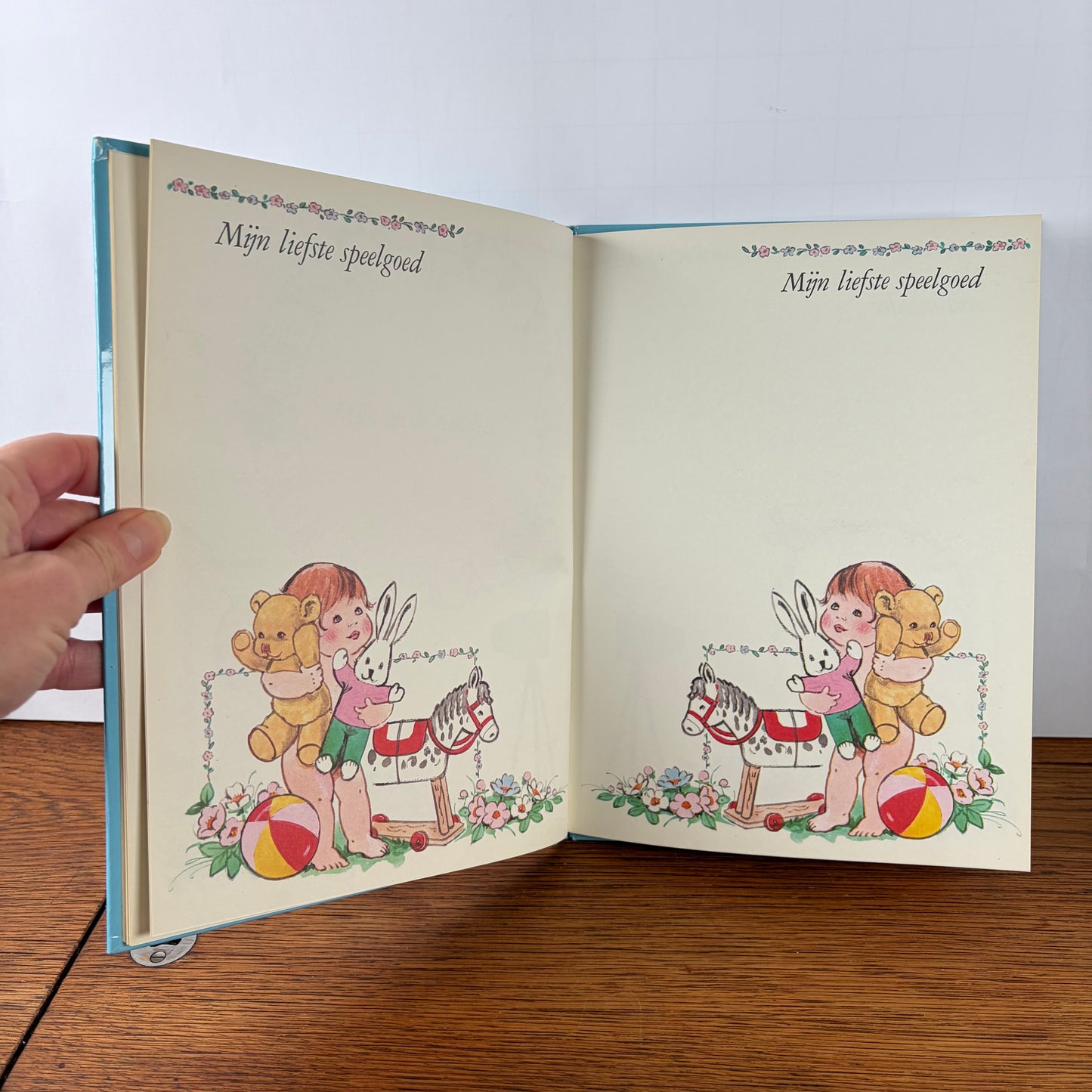 Vintage babyboek onze baby