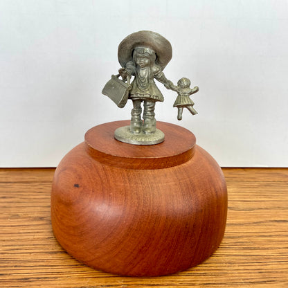Vintage tinnen beeldje meisje met tas en pop